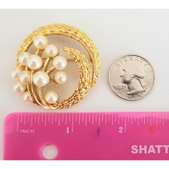 Trifari Crown Over T Gold Tone Textured Spiral Round Faux Pearl Brooch, M434 - Picture 8 of 9